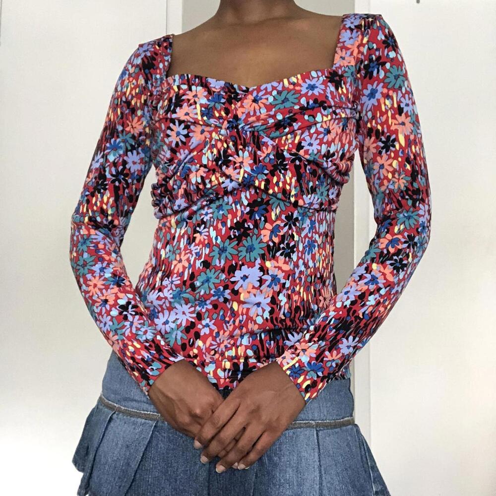 ✨SOLD✨ Bisou Bisou floral long sleeve sweetheart top size M
